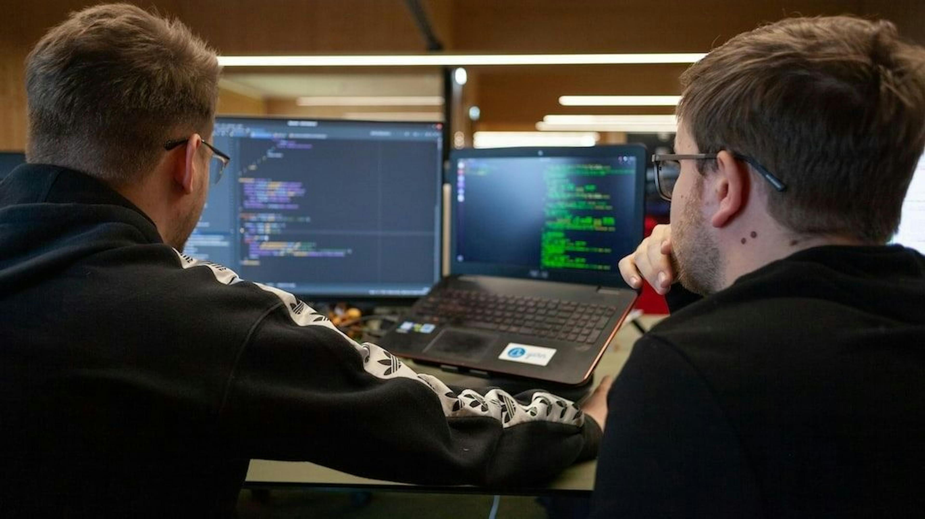 /never-ending-it-projects-navigating-complexity-change-and-endless-development feature image