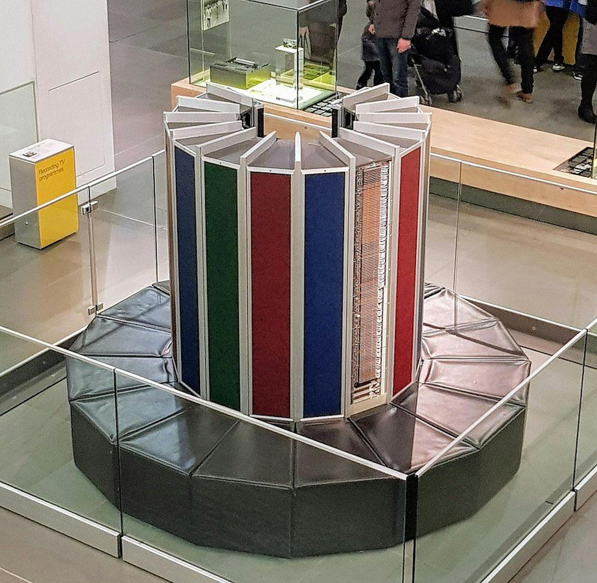 Cray-1 By Irid Escent — 20180227_132902, CC BY-SA 2.0, https://commons.wikimedia.org/w/index.php?curid=85791445